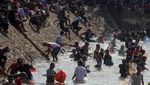Ngubek Empang Meriahkan Lebaran Depok, Warga Berburu Ikan