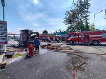 Truk Muat Mebel Terbakar di SPBU Albatros Juanda Sidoarjo