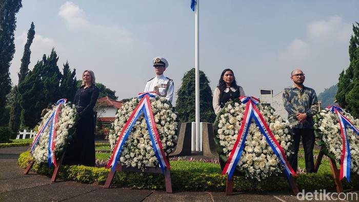 Upacara peringatan nasional Belanda mengenang korban gugur saat PD II di Ereveld Kerkhof, Leuwigajah