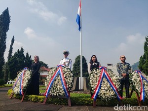 Pesan Damai dari Nisan Putih Ereveld Leuwigajah Cimahi