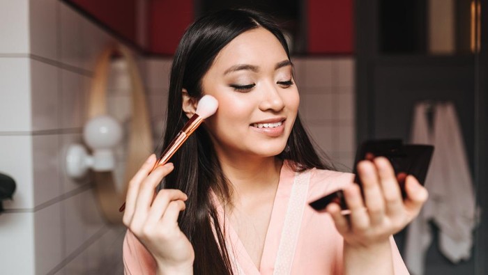 Urutan Makeup yang Benar untuk Hasil Glowing Maksimal, Pakai Produk Apa Saja?