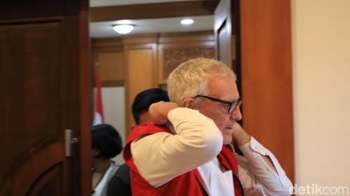 Valur Blomsterberg digiring ke ruang tahanan seusai sidang di Pengadilan Negeri Gianyar, Selasa (5/5/2026).