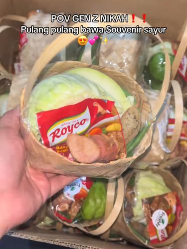 Viral tren souvenir nikah Gen Z berupa paket sayur segar lengkap dengan bumbu masak. Ide unik ini dipuji warganet karena praktis dan bermanfaat. Viral tren souvenir nikah Gen Z berupa paket sayur segar lengkap dengan bumbu masak. Ide unik ini dipuji warganet karena praktis dan bermanfaat.