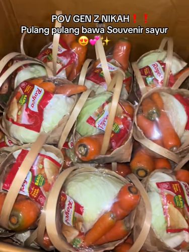 Viral tren souvenir nikah Gen Z berupa paket sayur segar lengkap dengan bumbu masak. Ide unik ini dipuji warganet karena praktis dan bermanfaat. Viral tren souvenir nikah Gen Z berupa paket sayur segar lengkap dengan bumbu masak. Ide unik ini dipuji warganet karena praktis dan bermanfaat.