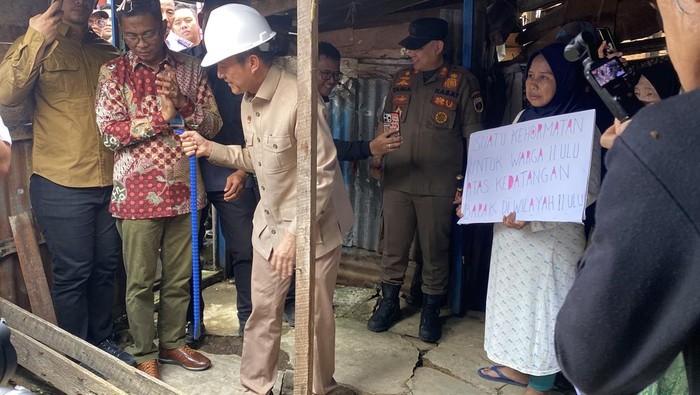 Wali Kota Palembang Ratu Dewa melakukan pembongkaran simbolis rumah tidak layak huni milik warga dalam program Gebrak Rutilahu