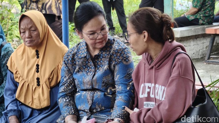 Markonah (kanan), Walkot Semarang Agustina Wilujeng (tengah), dan Nanda Tiarawati (kiri), di Sukorejo, Gunungpati, Selasa (5/5/2026).