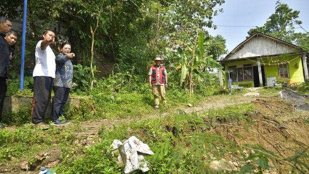 Walkot Semarang Agustina Wilujeng meninjau lokasi terdampak longsor di Kalialang Lama, Sukorejo, Gunungpati, Selasa (5/5/2026).