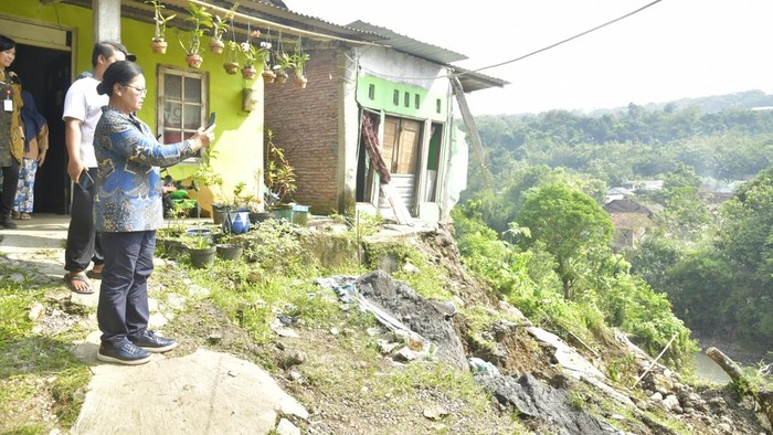 Walkot Semarang Agustina Wilujeng meninjau lokasi terdampak longsor di Kalialang Lama, Sukorejo, Gunungpati, Selasa (5/5/2026).