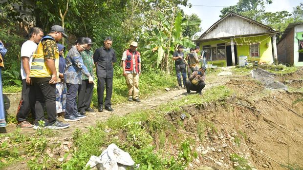 Walkot Semarang Agustina Wilujeng meninjau lokasi terdampak longsor di Kalialang Lama, Sukorejo, Gunungpati, Selasa (5/5/2026).