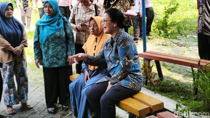 Walkot Semarang Agustina Wilujeng meninjau rumah terdampak longsor di Kalialang Lama, Sukorejo, Gunungpati, Selasa (5/5/2026).