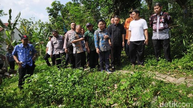 Walkot Semarang Agustina Wilujeng meninjau rumah terdampak longsor di Kalialang Lama, Sukorejo, Gunungpati, Selasa (5/5/2026). Walkot Semarang Agustina Wilujeng meninjau rumah terdampak longsor di Kalialang Lama, Sukorejo, Gunungpati, Selasa (5/5/2026).