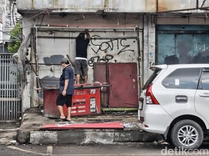Kios PKL Kosong di Cicadas Market Bandung Kembali Dibongkar
