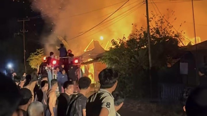 2 rumah dan 1 pustu terbakar di Pinrang.