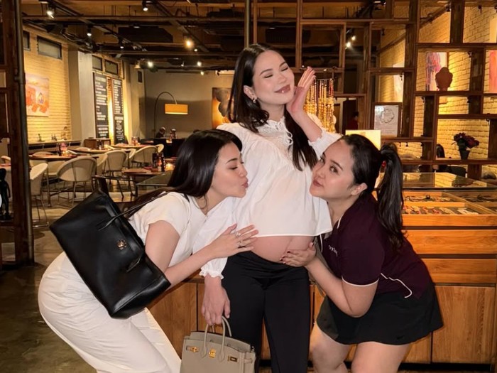 Aaliyah Massaid dan Alyssa Daguise