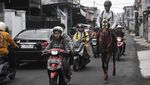 Aksi Unik ASN Tasikmalaya ke Kantor Naik Kuda, Dorong Efisiensi BBM