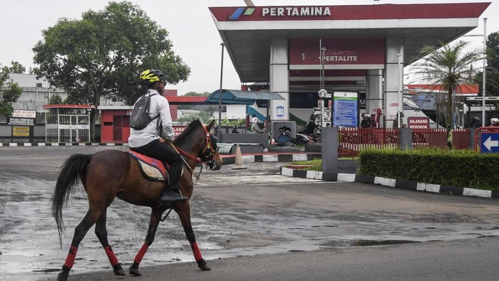 Aparatur Sipil Negara (ASN) Pemerintah Kota Tasikmalaya Mohammad Arif Syamsani menunggang kuda saat berangkat kerja pada program hari bebas kendaraan bermotor (car free day) di Kota Tasikmalaya, Jawa Barat, Rabu (6/5/2026). Pemerintah Kota Tasikmalaya membatasi penggunaan kendaraan dinas hingga 50 persen serta mendorong ASN beralih ke transportasi publik dan efisiensi perjalanan dinas untuk menekan penggunaan BBM. ANTARA FOTO/Adeng Bustomi/bar