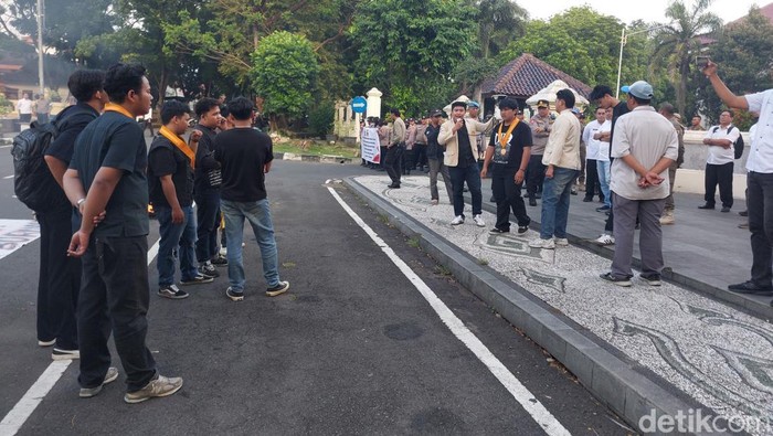 Aksi unjuk rasa di depan Kantor Bupati Cirebon, Rabu (6/5/2026) sore