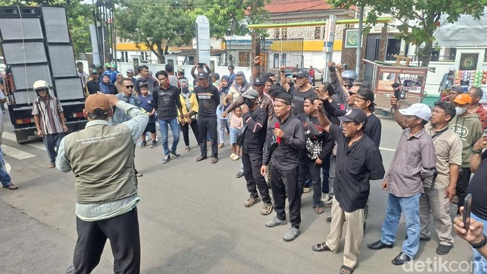 Aksi unjuk rasa pihak keluarga korban pembunuhan satu keluarga di Indramayu, berlangsung di depan PN Indramayu