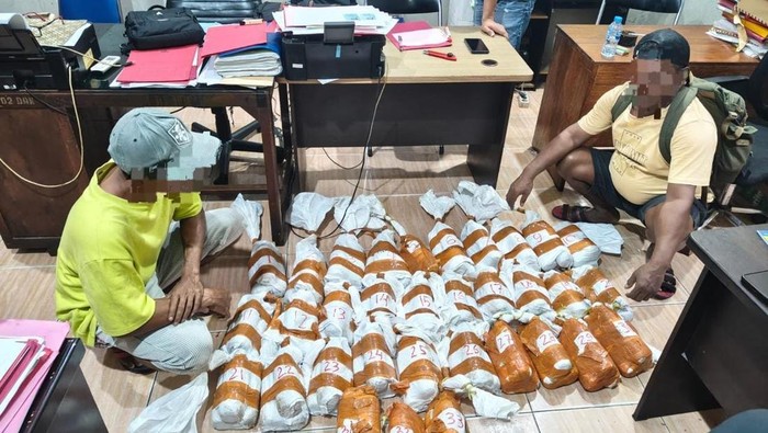 Polisi amankan 825 kg merkuri ilegal di Ambon dan tangkap dua pelaku.