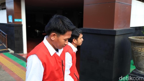 Arifin dan Sandy saat digiring ke mobil tahanan di PN Gianyar, Rabu (6/5/2026).