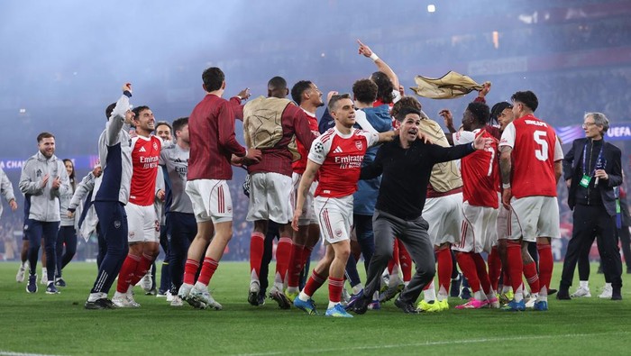 LONDON, ENGLAND - MAY 5: Leandro Trossard of Arsenal celebrates with Mikel Arteta manager / head coach  of Arsenal at full time during the UEFA Champions League 2025/26 Semi Final Second Leg match between Arsenal FC and Atletico de Madrid at Arsenal Stadium on May 5, 2026 in London, England. (Photo by Catherine Ivill - AMA/Getty Images)