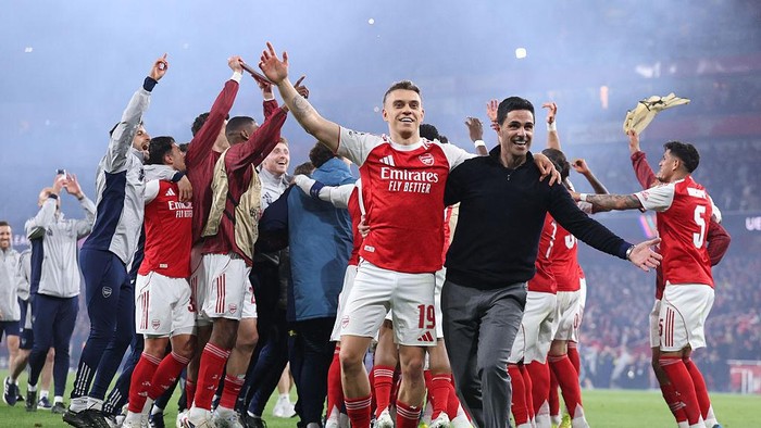 LONDON, ENGLAND - MAY 5: Leandro Trossard of Arsenal celebrates with Mikel Arteta manager / head coach  of Arsenal at full time during the UEFA Champions League 2025/26 Semi Final Second Leg match between Arsenal FC and Atletico de Madrid at Arsenal Stadium on May 5, 2026 in London, England. (Photo by Catherine Ivill - AMA/Getty Images)