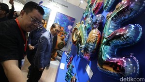 Menurut pengakuan Indra, kolektor yang beli karyanya di hari pertama preview Art Jakarta Gardens adalah anak kecil berusia 5 tahun. Patung balon itu dibanderol seharga puluhan juta sampai ratusan juta rupiah. Gimana tertarik beli detikers?Foto: Dok.Gilang Faturahman/ detikFoto
