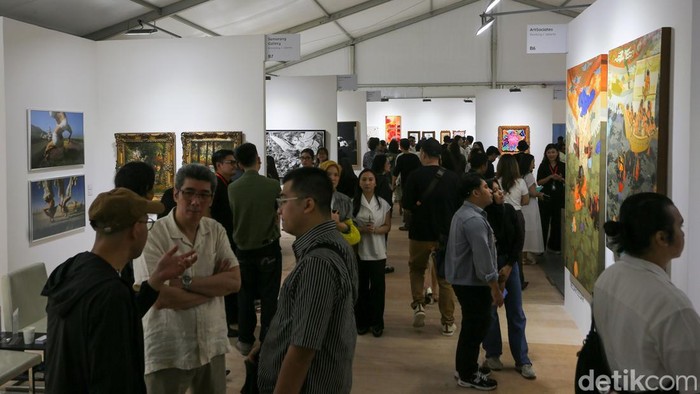 Menteri Kebudayaan Fadli Zon menandatangani poster saat pembukaan pameran Art Jakarta Gardens di Hutan Kota Senayan, Jakarta, Selasa (5/5/2026).

Memasuki edisi kelima, ajang ini terus konsisten menjadi agenda tahunan sejak pertama kali digelar pada 2022.