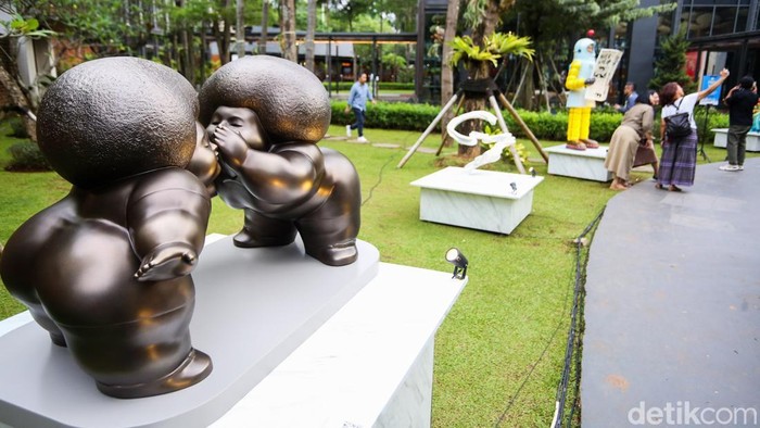 Menteri Kebudayaan Fadli Zon menandatangani poster saat pembukaan pameran Art Jakarta Gardens di Hutan Kota Senayan, Jakarta, Selasa (5/5/2026).

Memasuki edisi kelima, ajang ini terus konsisten menjadi agenda tahunan sejak pertama kali digelar pada 2022.