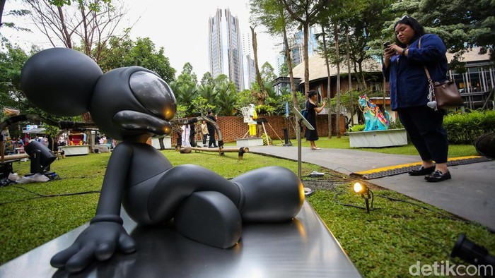 Menteri Kebudayaan Fadli Zon menandatangani poster saat pembukaan pameran Art Jakarta Gardens di Hutan Kota Senayan, Jakarta, Selasa (5/5/2026).

Memasuki edisi kelima, ajang ini terus konsisten menjadi agenda tahunan sejak pertama kali digelar pada 2022.