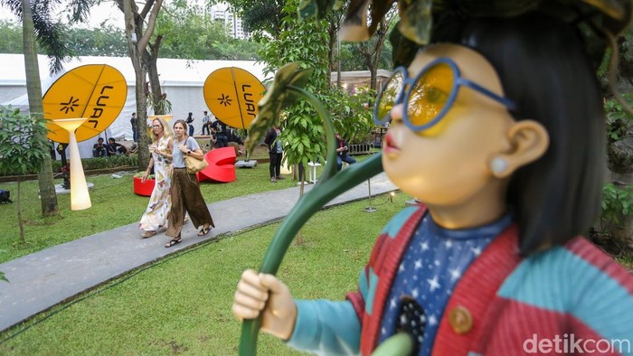 Menteri Kebudayaan Fadli Zon menandatangani poster saat pembukaan pameran Art Jakarta Gardens di Hutan Kota Senayan, Jakarta, Selasa (5/5/2026).

Memasuki edisi kelima, ajang ini terus konsisten menjadi agenda tahunan sejak pertama kali digelar pada 2022.