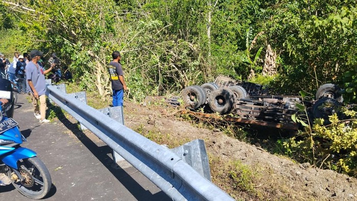 Sebuah truk kontainer terbalik di Jalan Lingkar Atas Batui-Kintom, Banggai.