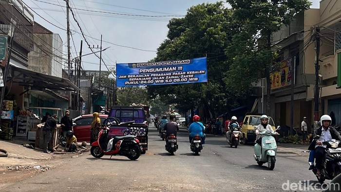 Banner batas waktu berjualan di kawasan Pasar Kebalen dipasang