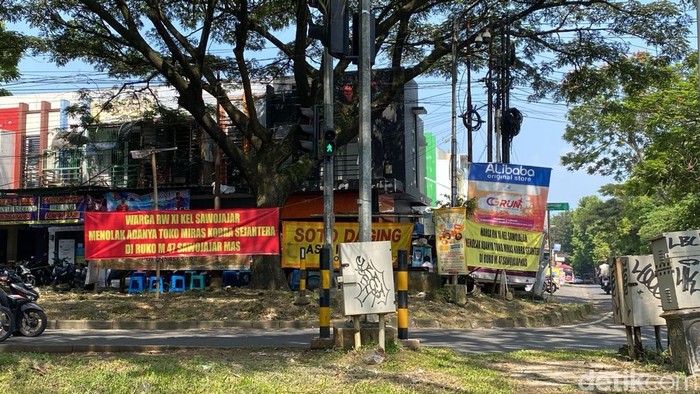 Banner penolakan warga Sawojajar Kota Malang soal berdirinya toko miras