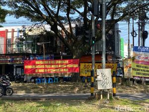 Banner Penolakan Toko Miras Muncul di Sawojajar Malang