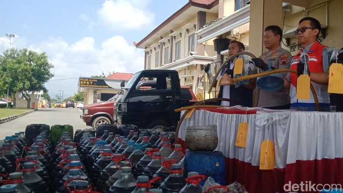 Barang bukti kasus penimbunan BBM solar subsidi digelar di Mapolres Klaten, Rabu (6/5/2026).