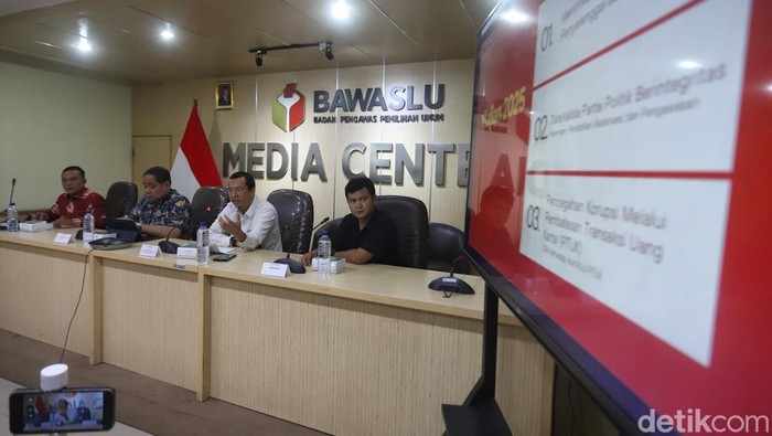 Bawaslu Kaji Sistem Transaksi Nontunai Pemilu Anggota Bawaslu RI Herwyn J.H. Malonda, Kasatgas Direktorat Monitoring KPK Kiagus Ibrahim, dan dosen FISIP UMJ Djoni Gunanto menjadi pembicara dalam diskusi di Jakarta, Rabu (6/5/2026).