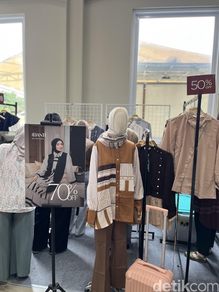 Bazar hijab dan busana muslim yang digelar oleh Scarf Media bertajuk Last Stock Sale yang berlangsung pada 6-9 Mei 2026 di Chillax Sudirman, dibuka mulai pukul 10.00-21.00 WIB.