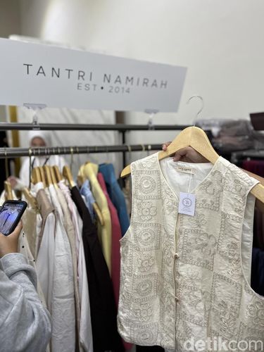 Bazar Scarf Media Bazar hijab dan busana muslim yang digelar oleh Scarf Media bertajuk Last Stock Sale yang berlangsung pada 6-9 Mei 2026 di Chillax Sudirman, dibuka mulai pukul 10.00-21.00 WIB.