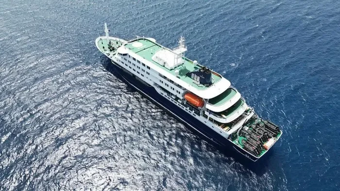 Foto ini menunjukkan kapal pesiar MV Hondius di perairan Praia, ibu kota Tanjung Verde, pada 4 Mei 2026. (AFP via Getty Images)