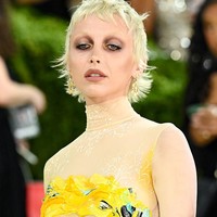 Makeup Emma Chamberlain berfokus pada riasan mata, di mana warna mauve dan plum dilayer dengan sentuhan kuning yang memberi dimensi unik. Bleached eyebrow juga memberikan kesan unik pada penampilannya.  Foto: Getty Images/Jamie McCarthy