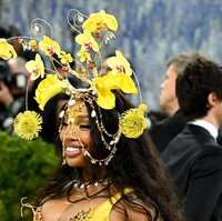 SZA tampil dengan permainan warna yang terlihat sederhana, tapi sebenarnya cukup berani. Ia mengusung palet emas dan pink senada dengan busananya, yang diterjemahkan lewat eyeshadow kuning cerah di kelopak mata, dipadukan dengan blush dan lip bernuansa rosy yang lembut.  Foto: Getty Images/Jamie McCarthy