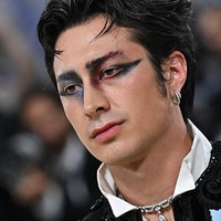 Hudson Williams membawa glam makeup pria ke level terdepan. Perpaduan eyeshadow biru dan merah berkilau dengan winged liner hitam yang tegas terlihat berani. Ia menyebut film Black Swan sebagai inspirasi utamanya.  Foto: Getty Images/Jamie McCarthy