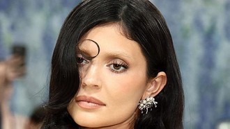 Bukan Glass Skin atau Matte, Suede Skin Jadi Tren Makeup 2026