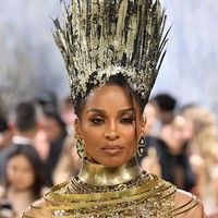Terinspirasi dari sosok ‘Nefertiti,’ Ciara menghadirkan tampilan yang artistik. Rambutnya ditata sleek dengan lapisan glitter dan gold foil, menciptakan efek yang hampir menyerupai karya seni instalasi. Foto: Getty Images/Jamie McCarthy