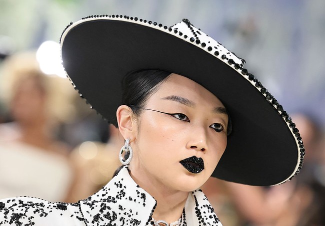 Audrey Nuna menghadirkan makeup yang nyaris seperti karya seni abstrak. Kulit dibuat pucat dan dewy agar fokus pada bibir berhias rhinestone hitam serta graphic liner yang tidak simetris. Foto: Getty Images/Jamie McCarthy