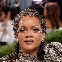 Tak lengkap rasanya Met Gala tanpa momen ikonik dari Rihanna. Tahun ini, ia tampil dengan metal pin curls yang tampak seperti perhiasan rambut. Makeup-nya fokus pada golden glow dengan sentuhan kristal di area mata. Foto: Getty Images/Jamie McCarthy