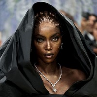 Supermodel Anok Yai tampil layaknya patung hidup. Kulitnya terlihat berkilau dengan efek gilded, dilengkapi detail teardrops bertekstur dan finger waves berlapis emas. Dari kepala hingga décolletage, semuanya terasa sangat terkonsep. Foto: Getty Images/Jamie McCarthy