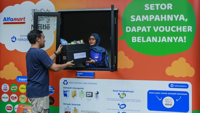 Warga menyetorkan sampah rumah tangga anorganik untuk ditukarkan dengan poin belanja di Waste Station Nestle, Alfamart Jagakarsa, Jakarta, Rabu (6/5/2026). Sebanyak 15 stasiun pengelolaan sampah (Waste Station) yang tersebar di berbagai kota seperti Jakarta, Bandung, Surabaya dan Bali diresmikan untuk mengumpulkan serta mengelola sampah rumah tangga anorganik guna mendukung pengelolaan sampah yang lebih optimal. ANTARA FOTO/Asprilla Dwi Adha