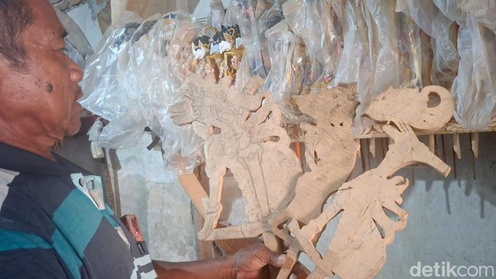 Bertahan Empat Dekade, Sulianto Setia Memproduksi Wayang Timplong Khas Nganjuk